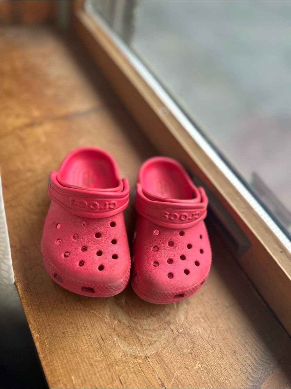 CROCS Kids Classic Clog in Bright Pink
